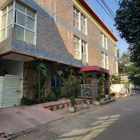 Hotel Stellar บูบันเนสชวาร์ ภายนอก รูปภาพ